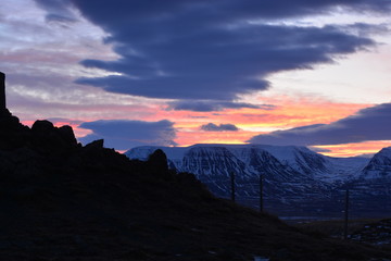 Fototapeta na wymiar Early morning in Iceland with a view of the mountains