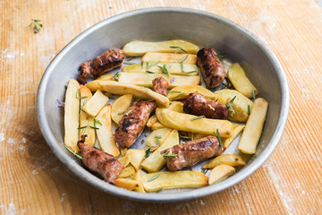 Piatto di Salsiccia di maiale e patate cotti al forno