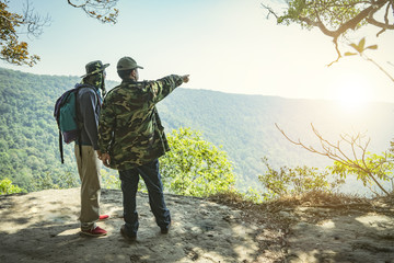 Naklejka premium backpacker talk with guide