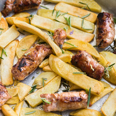 Piatto di Salsiccia di maiale e patate cotti al forno