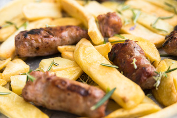 Piatto di Salsiccia di maiale e patate cotti al forno