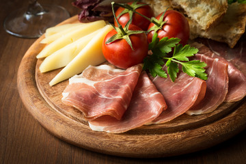 Tagliere di prosciutto crudo e formaggio