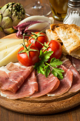 Tagliere di prosciutto crudo e formaggio