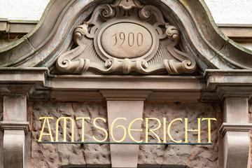 Amtsgericht an einem deutschen Gerichtsgebäude