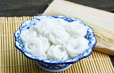 Instant Fermented Rice Flour Noodles  with cooked and uncooked