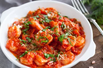 Rolgordijnen Baked shrimps in tomato and cheese sauce © filirochka