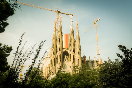 Sagrada Familia con bandera de Catalu&ntilde;a