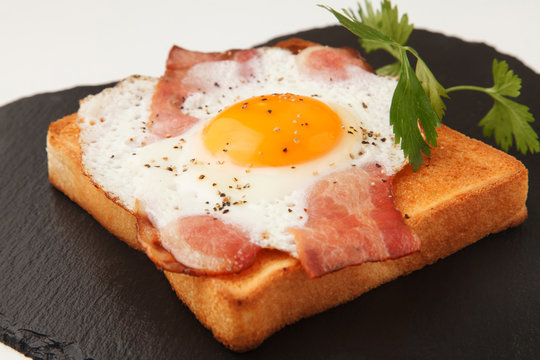 ベーコンエッグトースト」の写真素材 | 75件の無料イラスト画像