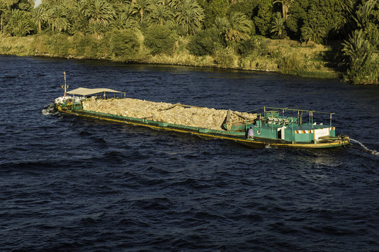 Barcaza navegando por el Nilo