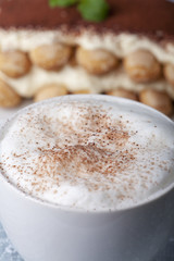 Nahaufnahme von einem Cappuccino mit Tiramisu