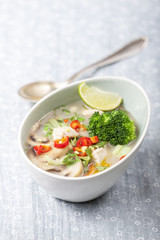 thailändische Tom Kha Gai Suppe in einer Schüssel