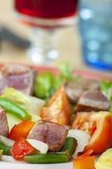 Nahaufnahme von einem Salade Nicoise auf einem Teller