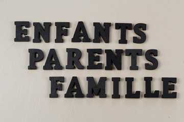 Enfants, parents, famille en lettres noires