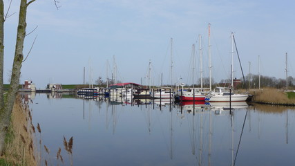 Fototapeta na wymiar Vareler Hafen mit Schleuse