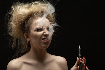 Obraz premium woman smoking electronic cigarette