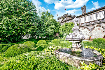 Spanien - Barocker Brunnen mit Buchsbaumhecke und Kamelienbaum im Pazo de Oca in Valboa in Galcien
