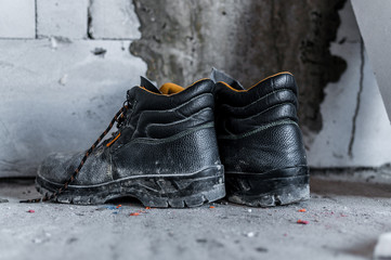 Buty robocze, obuwie robocze, czarne buty © olekgraf