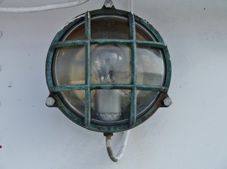 Bootslampe an Bordwand