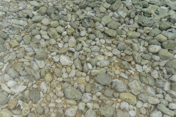 Kieselsteine im flachen Meer in Kroatien Insel Krk