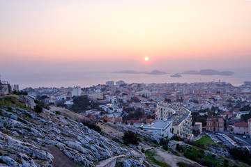 Vue panoramique sur la ville de Marseille, France, mer Méditerranée, château d'If, coucher de soleil.	