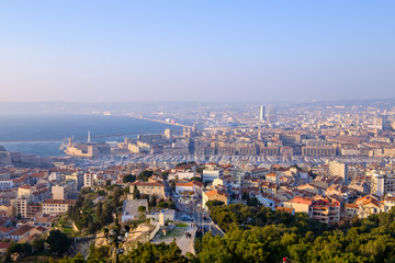 Vue panoramique sur la ville de Marseille, France, mer Méditerranée, port, coucher de soleil.	