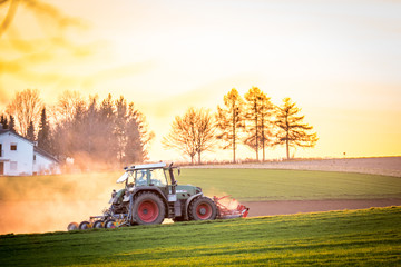 Traktor bei Sonnenuntergang © focus finder