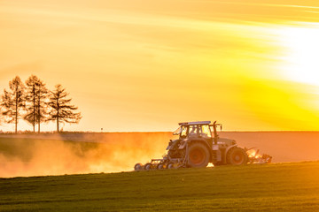 Traktor bei Sonnenuntergang