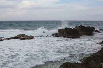 Fototapeta na wymiar Waves crashing at low tide in Isla Mujeres, Mexico