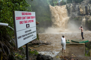 Warning sign at the Tegenungan Waterfall in Bali