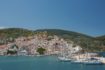 Obraz premium Panoramic view over Skopelos town in Greece on a sunny day