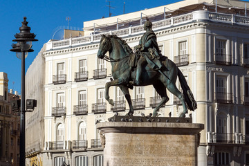 Naklejka premium Madryt, Hiszpania - 22 stycznia 2018: Pomnik Karola III w jeździectwie na placu Puerta del Sol w Madrycie, Hiszpania