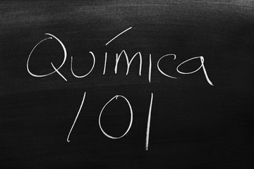 The words Química 101 on a blackboard in chalk