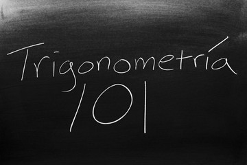 Obraz premium The words Trigonometría 101 on a blackboard in chalk