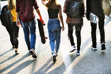 Group of school friends outdoors lifestyle © Rawpixel.com