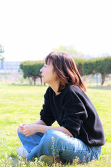 野原でリラックスする女性