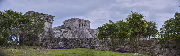Fototapeta na wymiar Ruinas Mayas en Tulum Quintana Roo Mexico
