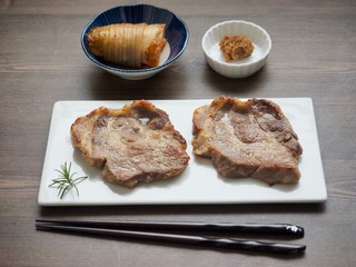 한국의 음식 돼지고기 목살 구이 