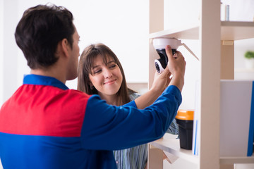 Obraz premium Client getting securty camera installed at home by contractor