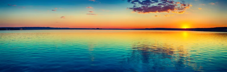 Poster de jardin Panoramique Coucher de soleil sur le lac. Paysage panoramique incroyable