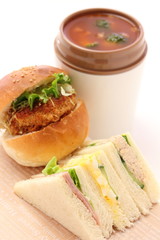 サンドイッチとスープのランチ