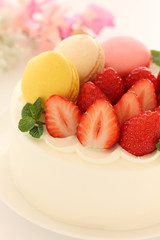 苺とマカロンのケーキ