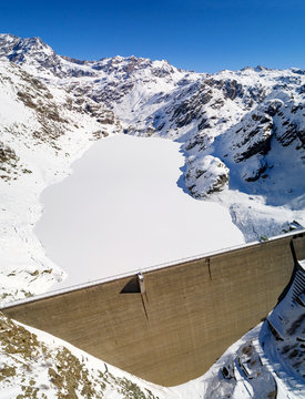 Valmalenco - Valtellina (IT) - Vista aerea panoramica invernale della Diga di Alpe Gera