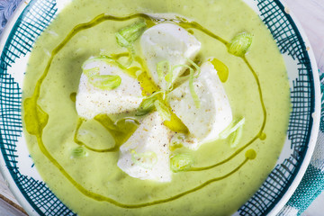 Crema o sopa de calabacín con manzana y cebolleta y queso mozzarella aderezada con aceite de oliva virgen extra para una dieta vegetariana y saludable