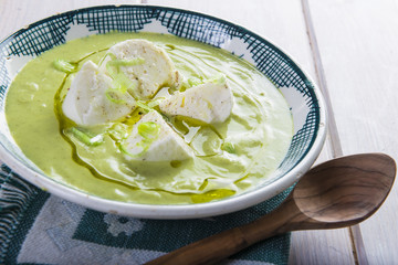 Crema o sopa de calabacín con manzana y cebolleta y queso mozzarella aderezada con aceite de oliva virgen extra para una dieta vegetariana y saludable