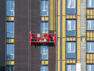 Worker in the red building cradle