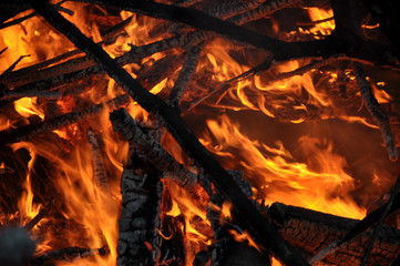 Das Osterfeuer brennt, als Symbol für die Wiederauferstehung Jesus Christus