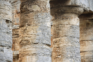 kamienne kolumny starożytnej świątyni w zbliżeniu © KOLA  STUDIO