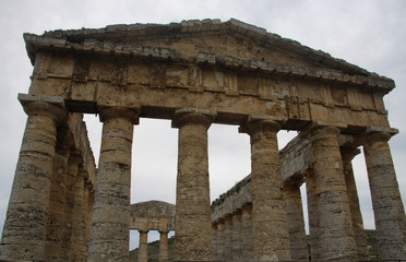 ruiny greckiej świątyni w słońcu © KOLA  STUDIO