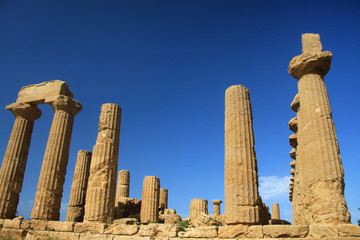 ruiny greckiej świątyni w słońcu © KOLA  STUDIO