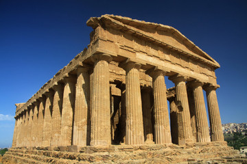 ruiny greckiej świątyni w słońcu - obrazy, fototapety, plakaty